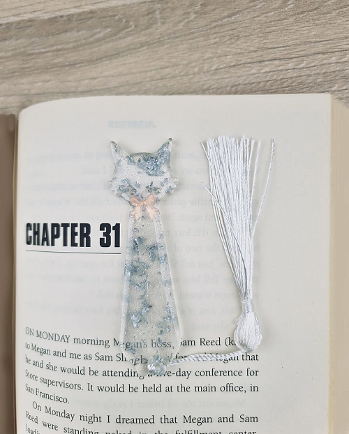 Medium Silver Flake Cat Head Bow Tie Resin Bookmark