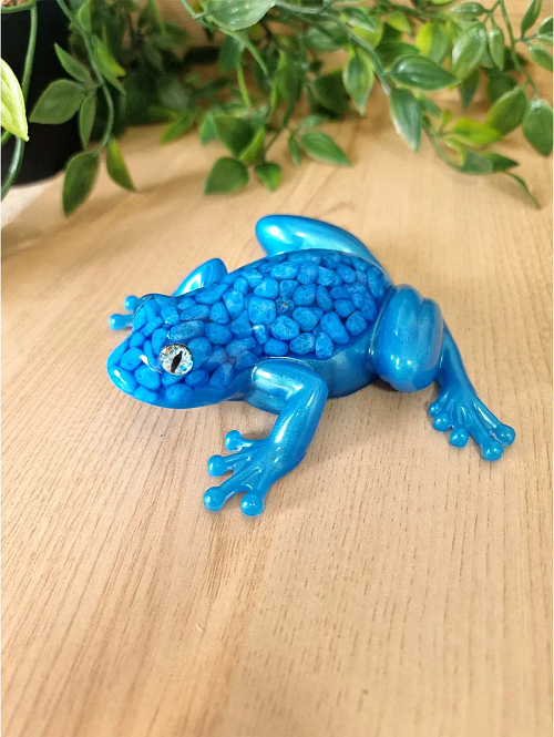 Handmade Blue Pebble Large Resin Ornate Frog – realistic detailed resin frog