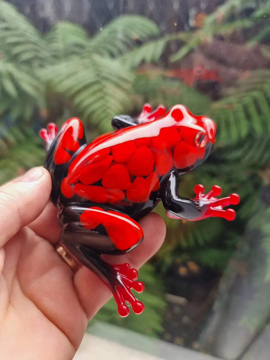Red Black Resin Red Pebbles Resin Frog (6)