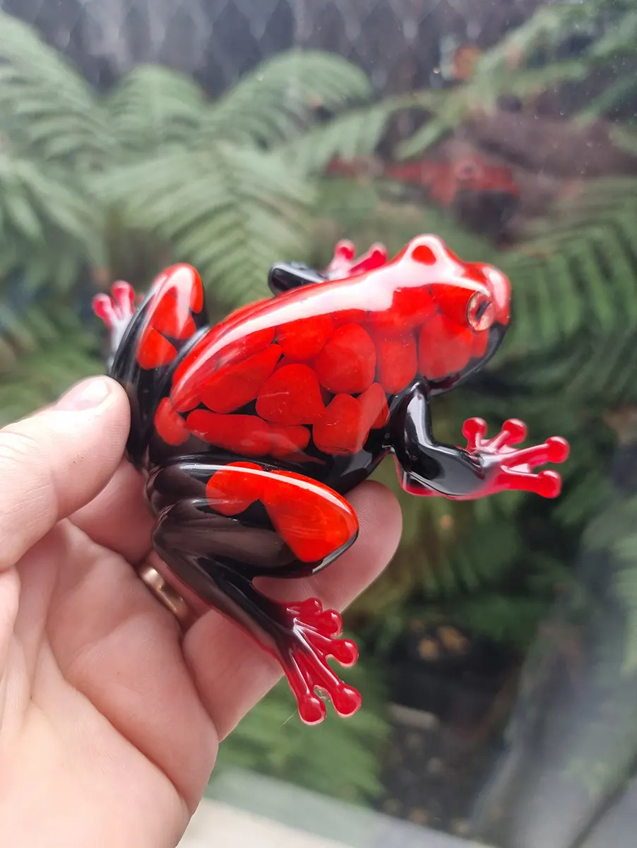 Red Black Resin Red Pebbles Resin Frog (6)