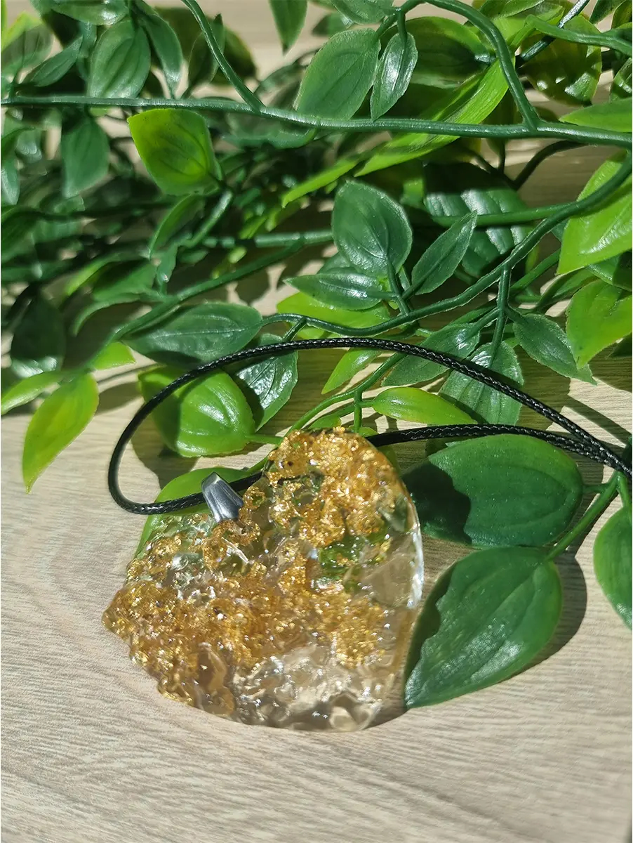 Gold Flake Clear Resin Heart Pendant Necklace (1)