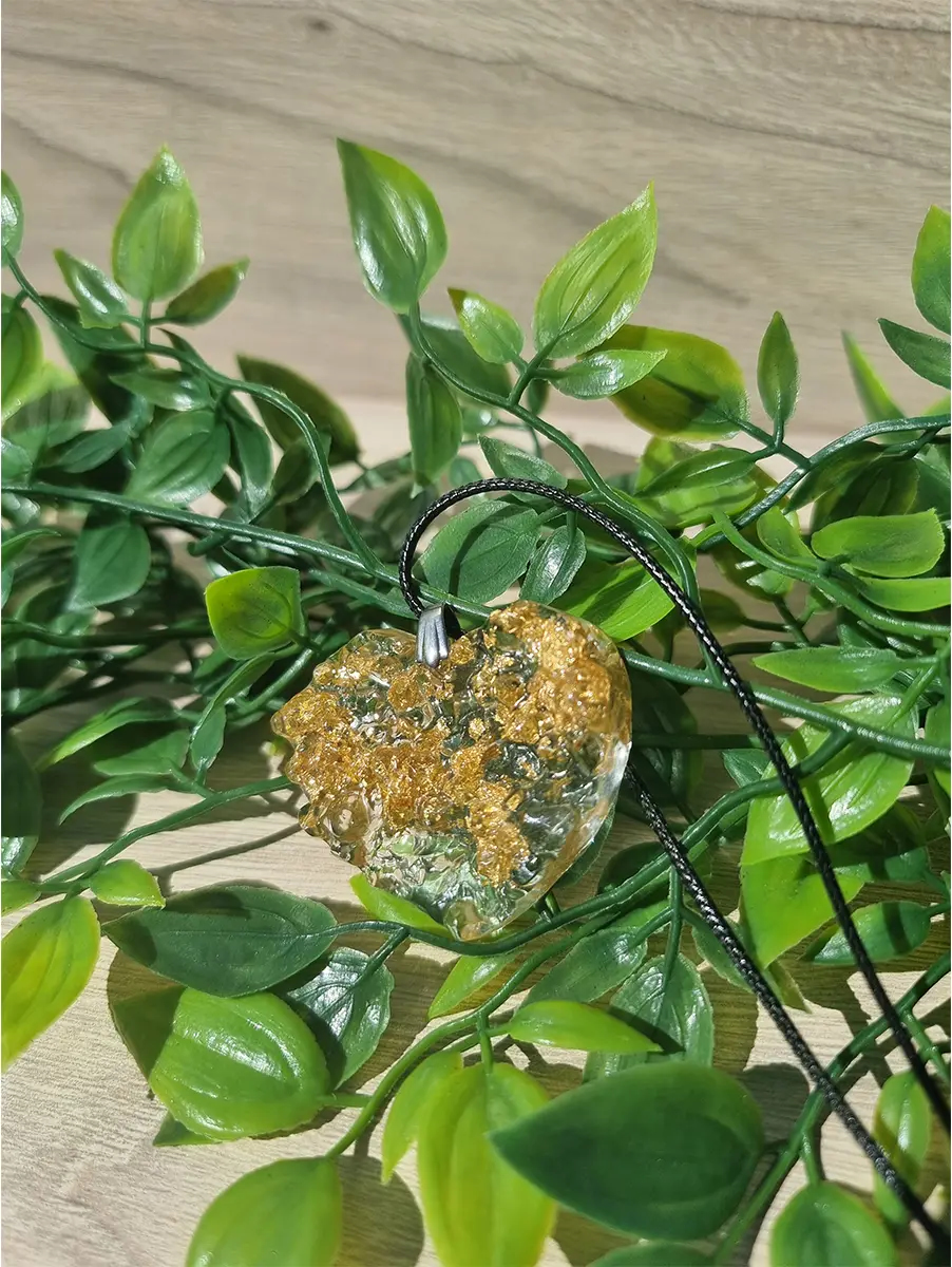 Gold Flake Clear Resin Heart Pendant Necklace (1)